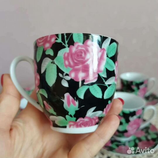 Кофейные чашки с блюдцами на подставке