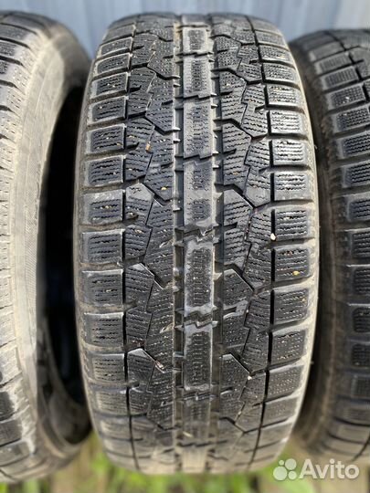 Toyo Observe Garit GIZ 215/55 R17 94T