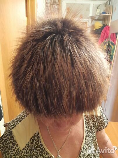 Шапка из енота женская