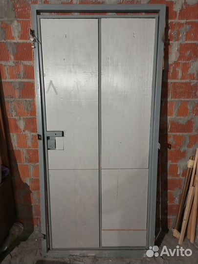 Дверь от застройщика стальная