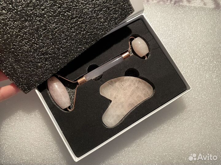 Скребок гуаша и ролик для лица