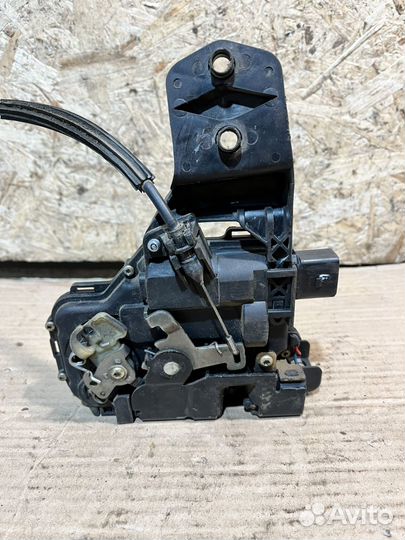 Замок двери передний левый Volkswagen passat b5