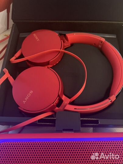 Наушники с микрофоном и портативная колонка Sony