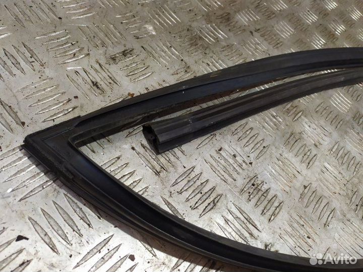 Уплотнитель стекла передний правый Honda Cr-V 3 RE