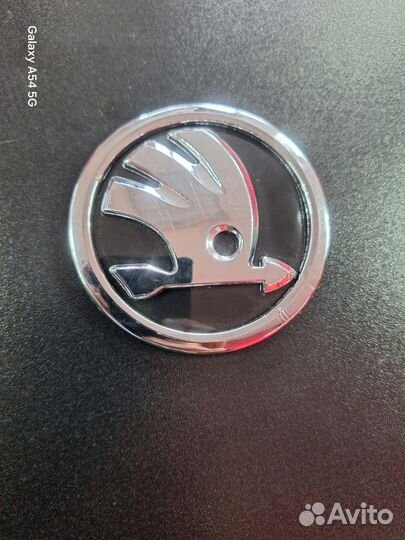 Эмблема Skoda черная новая