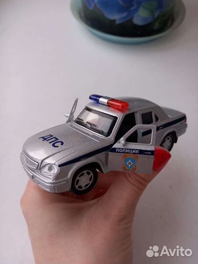 Металлическая машина полицейская Волга