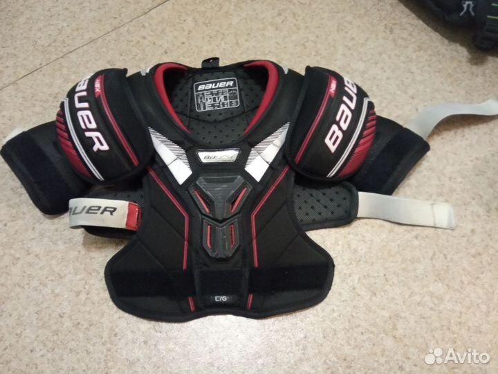 Нагрудник хоккейный и искусственный лёд для хоккея