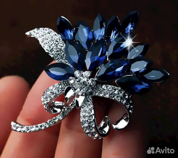 Брошь с синими и белыми камнями