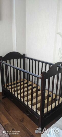 Детская кроватка с маятником и ящиком