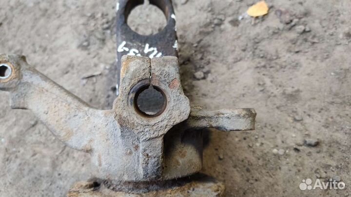 Поворотный кулак левый Ford Mondeo 3