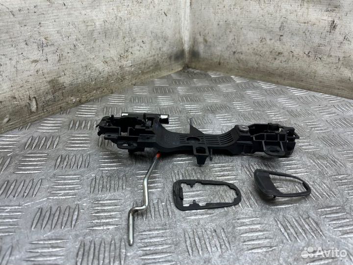 Кронштейн ручки передний правый Toyota Camry V50