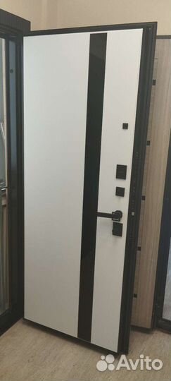 Дверь входная металлическая новая