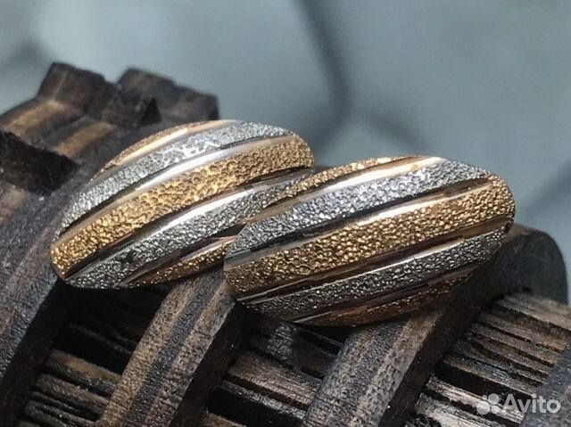 Золотые серьги 585 пробы, массой 2,1 грамма