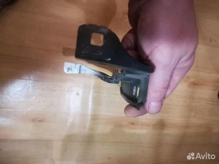 Кронштейн замка капота Toyota Land Cruiser