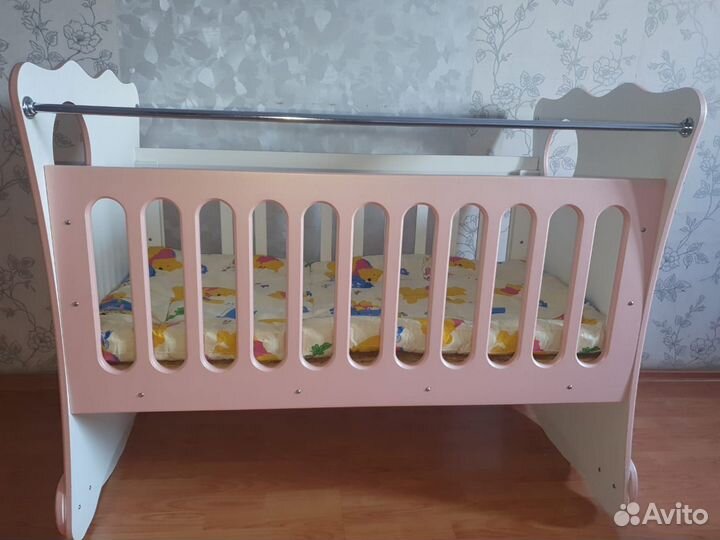 Детская кроватка с маятником