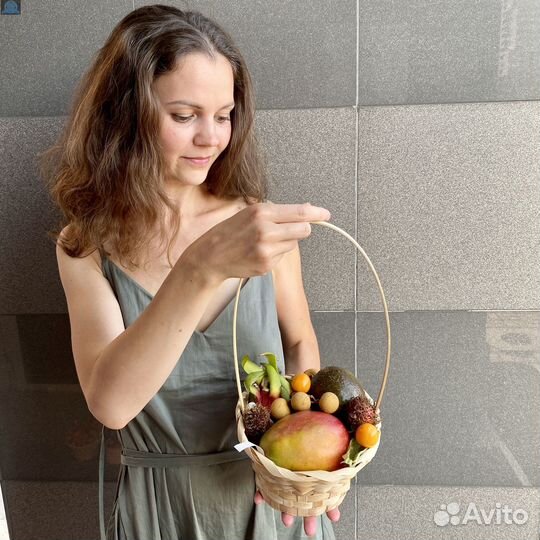 Набор экзотических фруктов (манго, ананасы, мараку