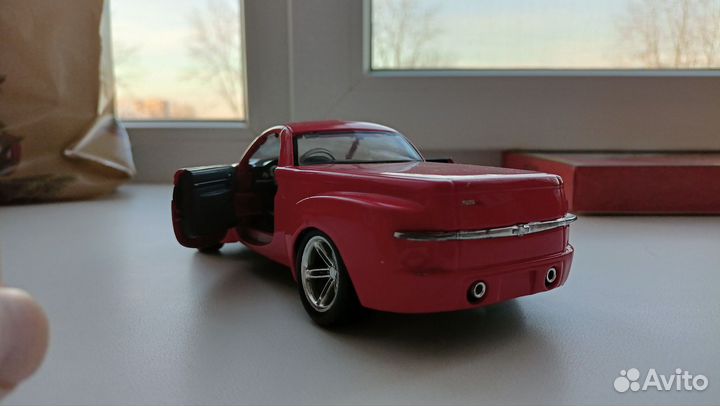 Модель автомобиля Maisto Chevrolet SSR Concept