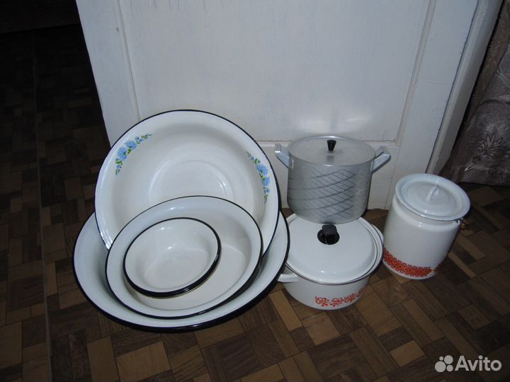 Эмалированные кружки, тазы, блюда СССР