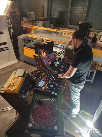 Студийный стол для музыкального оборудования