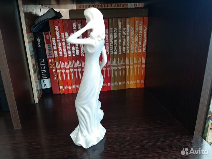 Статуэтка фарфоровая Барышня (3 п)