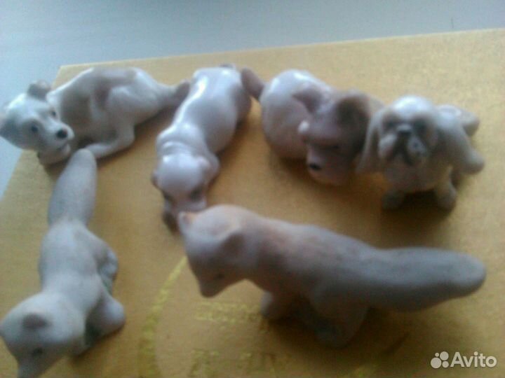 Фарфоровые статуэтки собаки