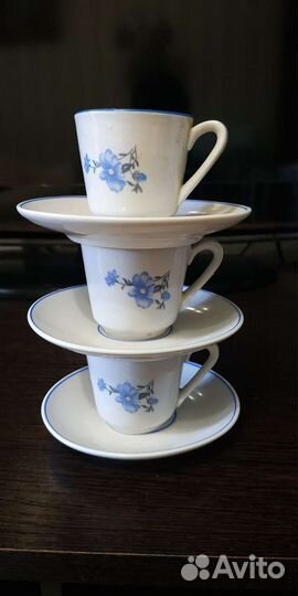 Кофейные чашки с блюдцами