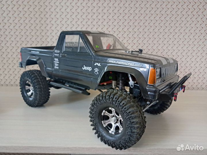 Радиоуправляемая модель Axial scx10