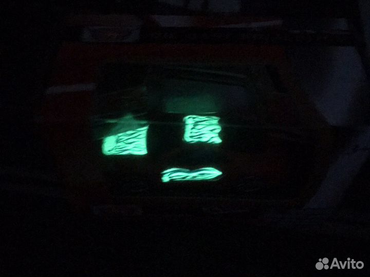 Моделька машинки коллекционная светится в темноте