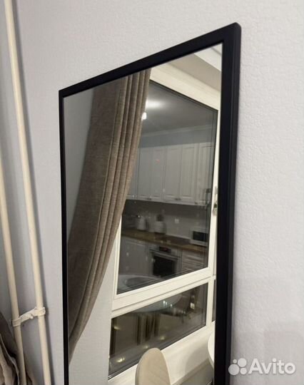 Зеркало в черной раме