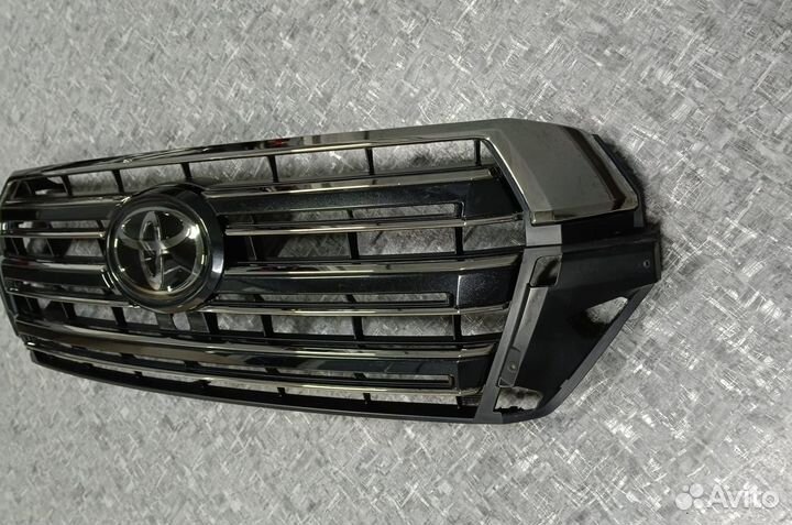 Решетка + эмблема Land Cruiser 200 черная Оригинал