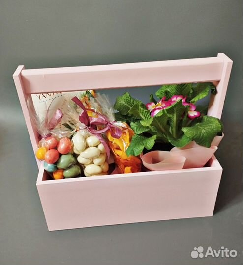 Подарочный бокс и цветами, чаем, сухофруктами