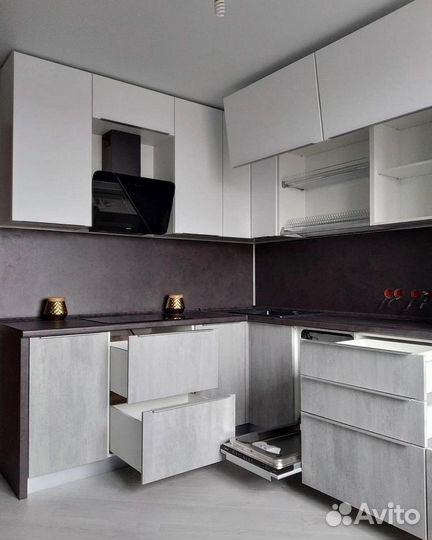 Серая кухня до потолка, кухонный гарнитур