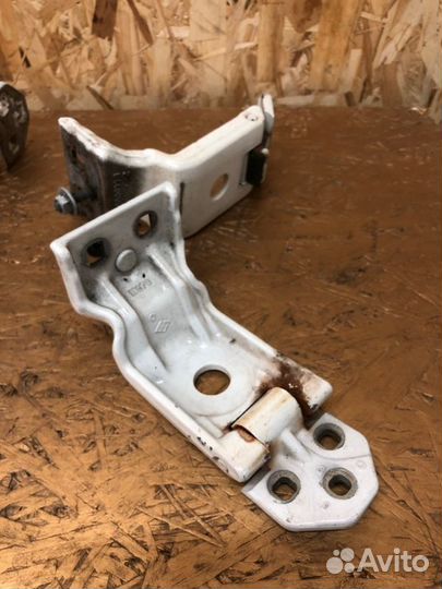 Петля двери задняя Renault Master 2.3crdi 2016