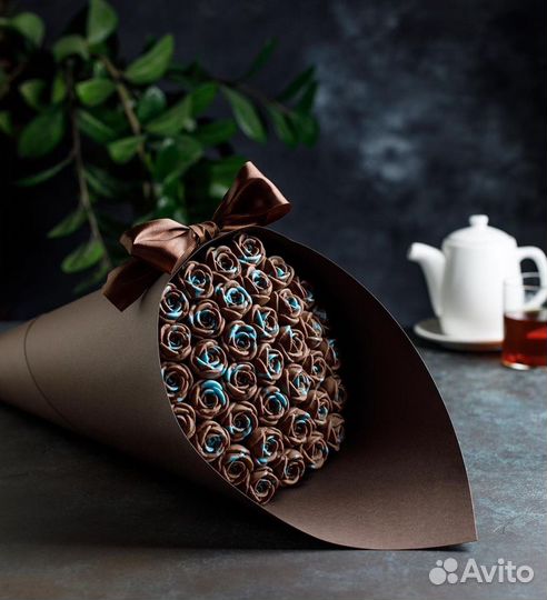 Стильный букет из шоколадных роз в подарок