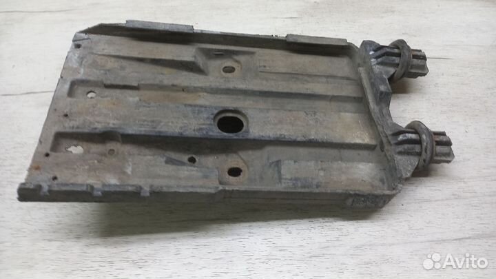 Крепление аккумулятора Volvo s70