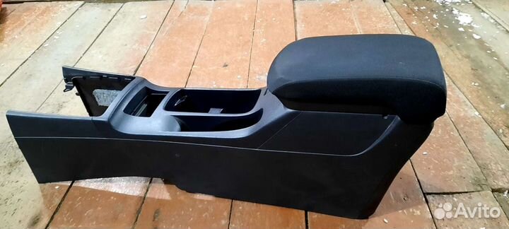 Консоль с подстаканниками и подлокотником на лансе