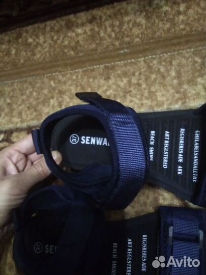 Новые спортивные сандалии