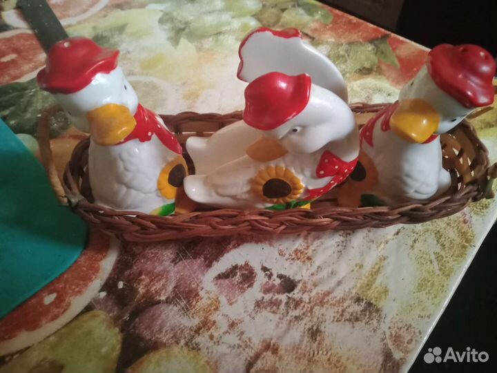 Набор солонка,перечница и салфетница в корзинке