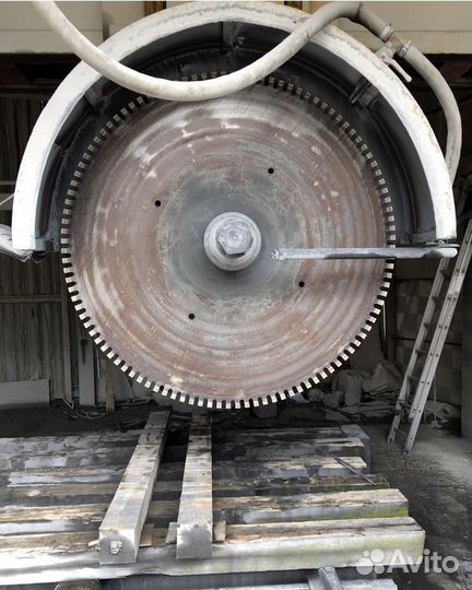 Памятники из гранитна, балясины, столбы, цветники