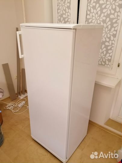 Компактный, работающий холодильник атлант-мх-367