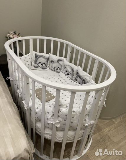 Детская кроватка с маятником белая