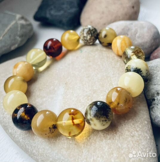 Браслет из янтарных шариков