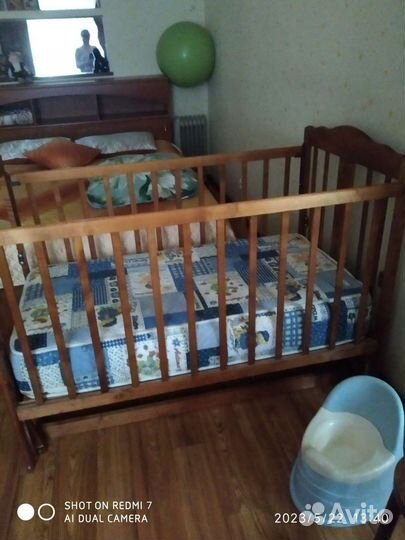 Детская кроватка с маятником