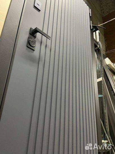 Дверь входная R1 с зеркалом