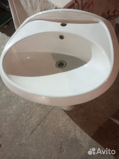 Раковина на ножке