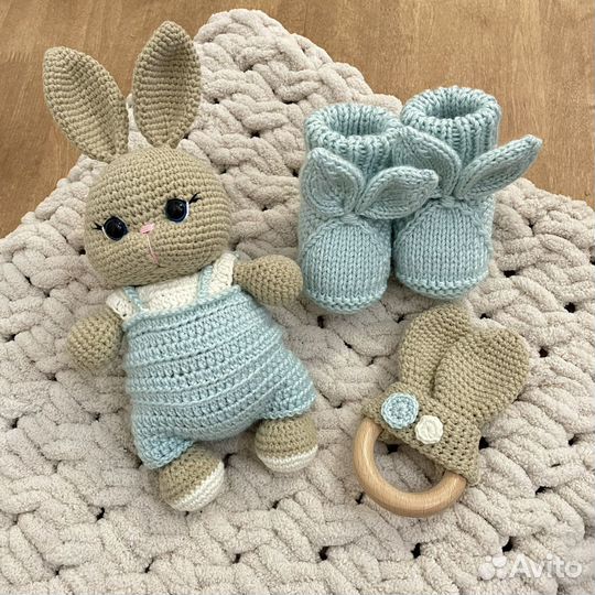 Вязаная погремушка, пинетки, плед, новые