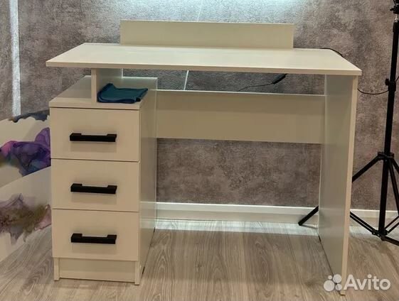 Туалетный стол с 3 ящиками Белый
