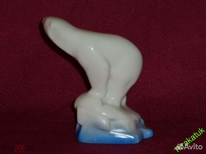 Полярный белый медведь на льдине лфз