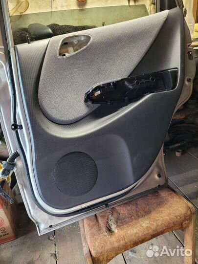 Продам внутреннюю обшивку двери honda fit 2005