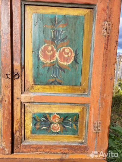 Старинный антикварный шкаф буфет